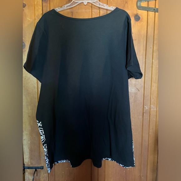 Black and white mandala design popover tunic top - Picture 2 of 4